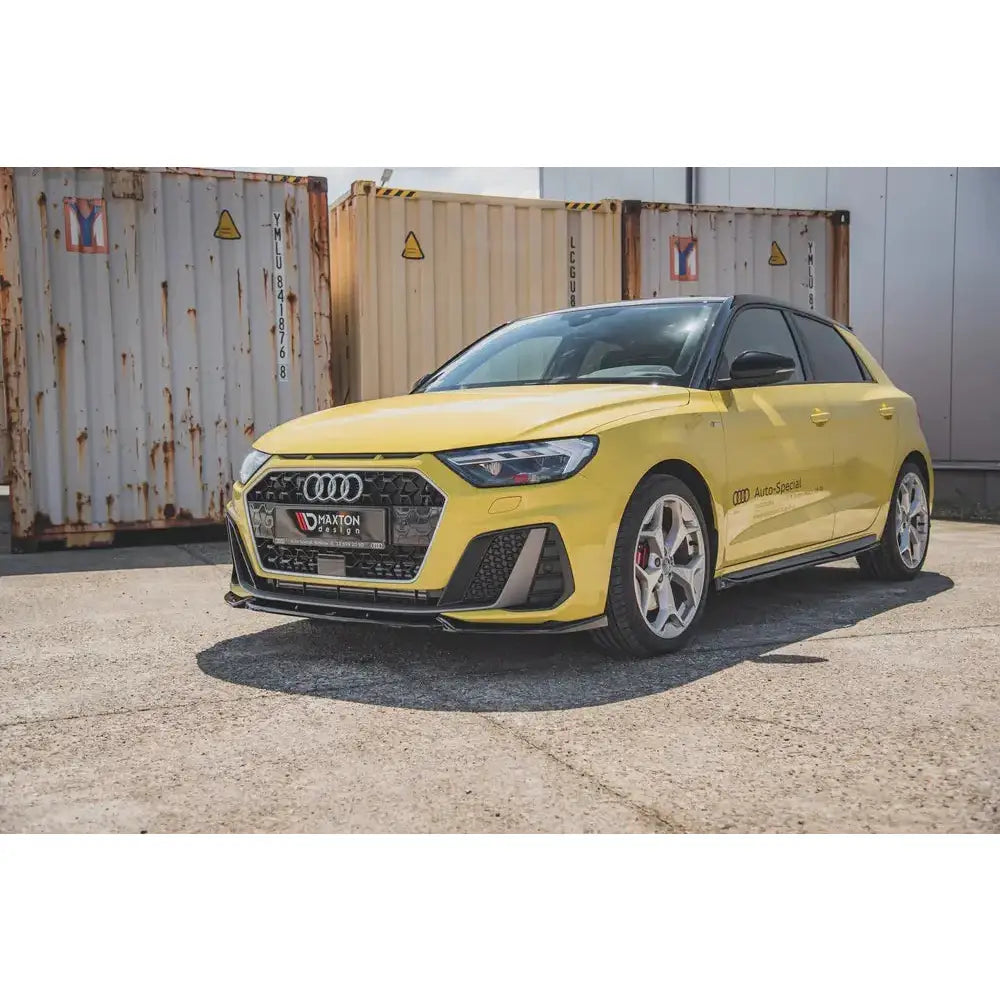 Front splitter på Audi A1 S-Line GB V.3, gul bil med sort tak og sportslig frontfanger parkert ved containere.