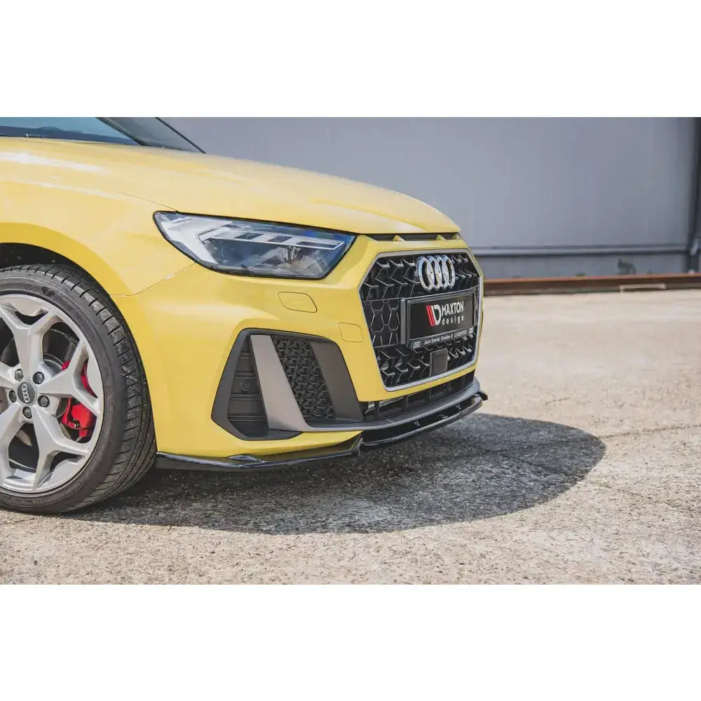 Front lip Audi A1 S-Line GB V.3 nærbilde av grill, venstre hovedlykt og felg med rød bremsekaliper.