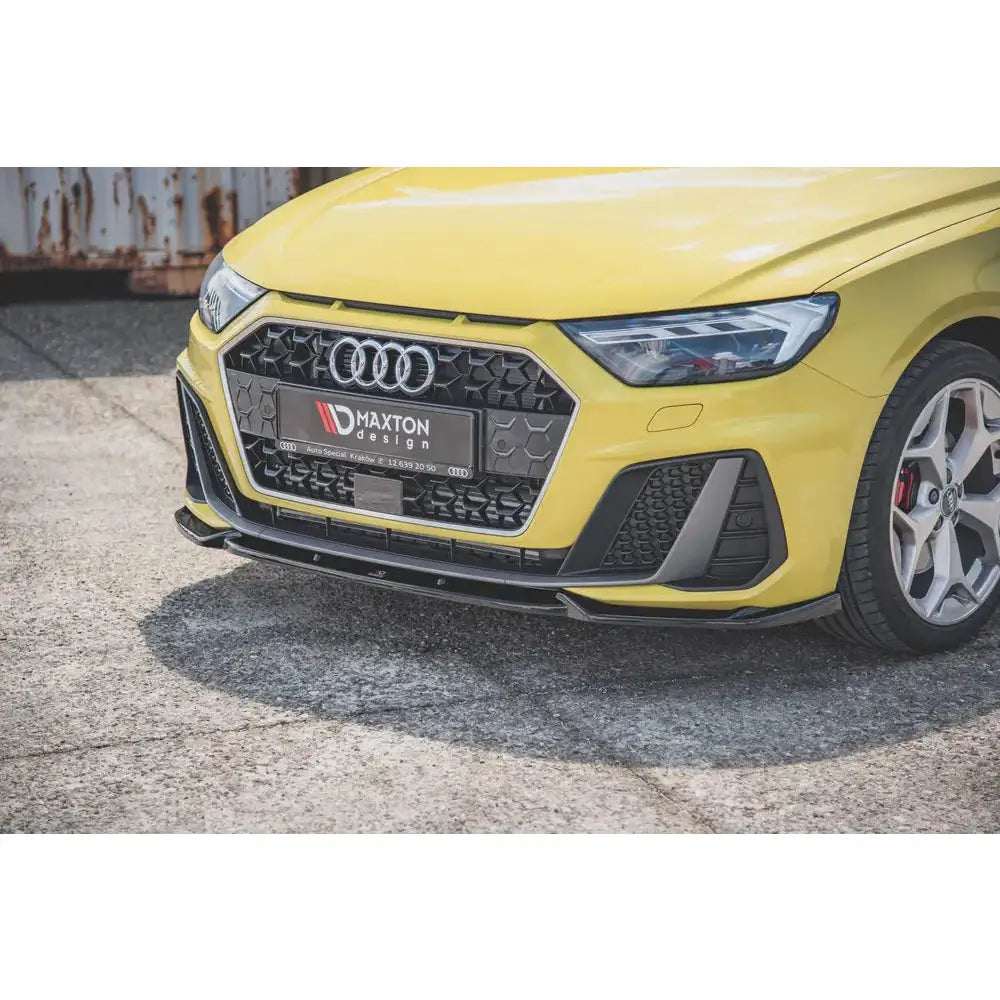 Frontspoiler Audi A1 S-Line GB V.3 på gul bil med sort splitter og markante grilldetaljer utendørs.