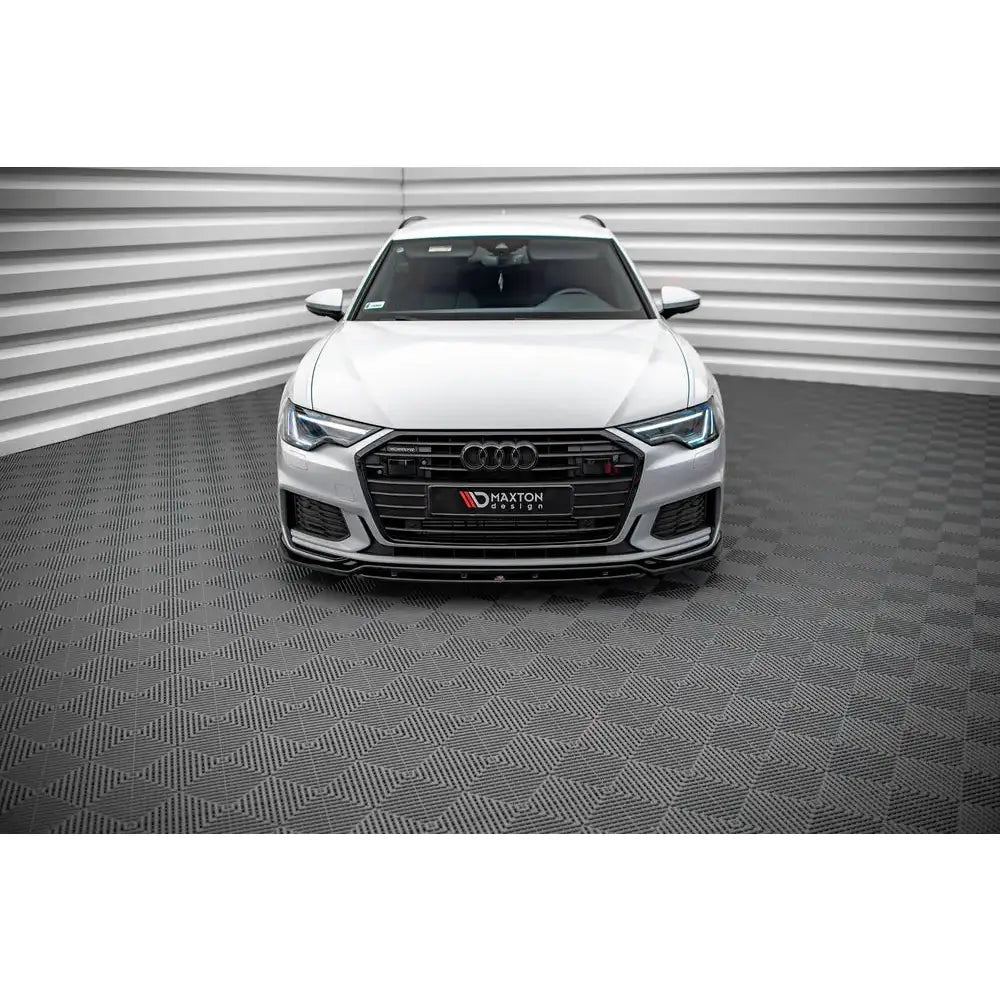 Frontleppe på Audi A6 S-Line C8, sett forfra, med Maxton Design-logo på nummerskiltet.