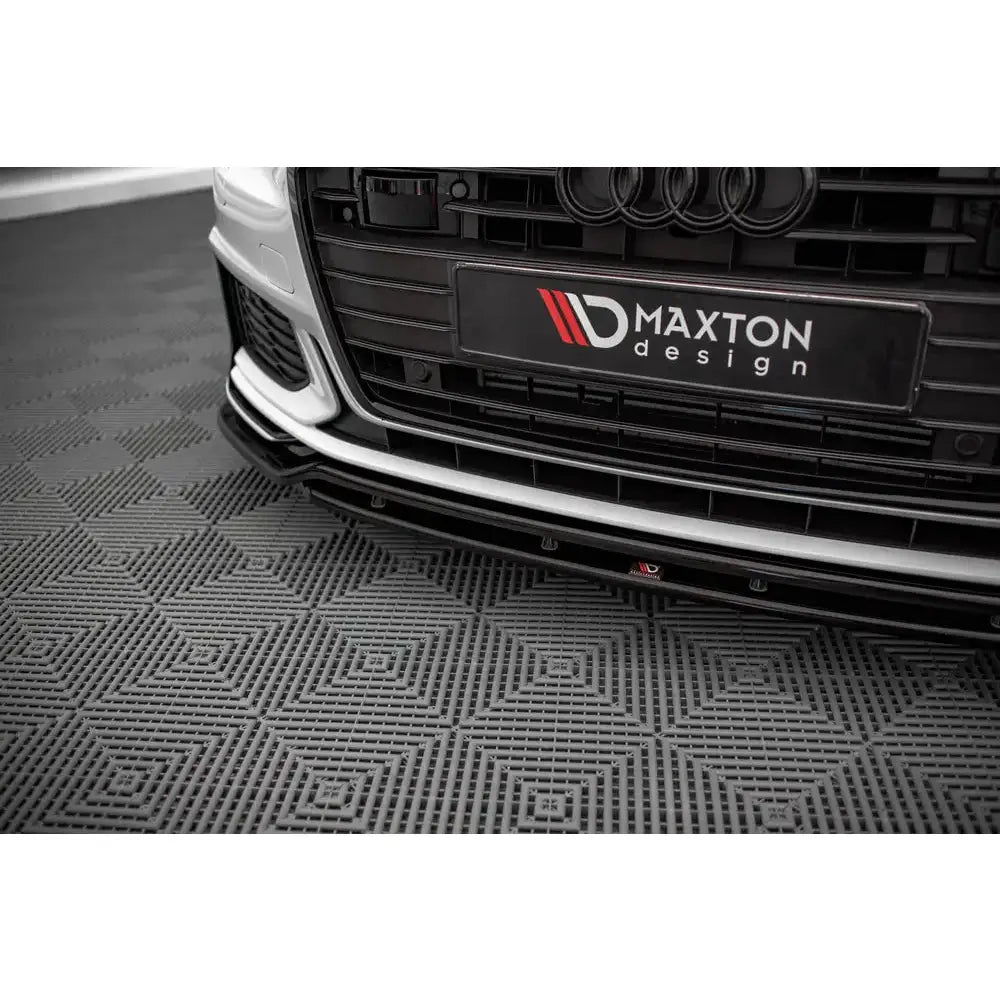 Front splitter for Audi A6 S-Line V.3 i sort glanset finish montert på hvit bil, sett forfra og nedenfra.