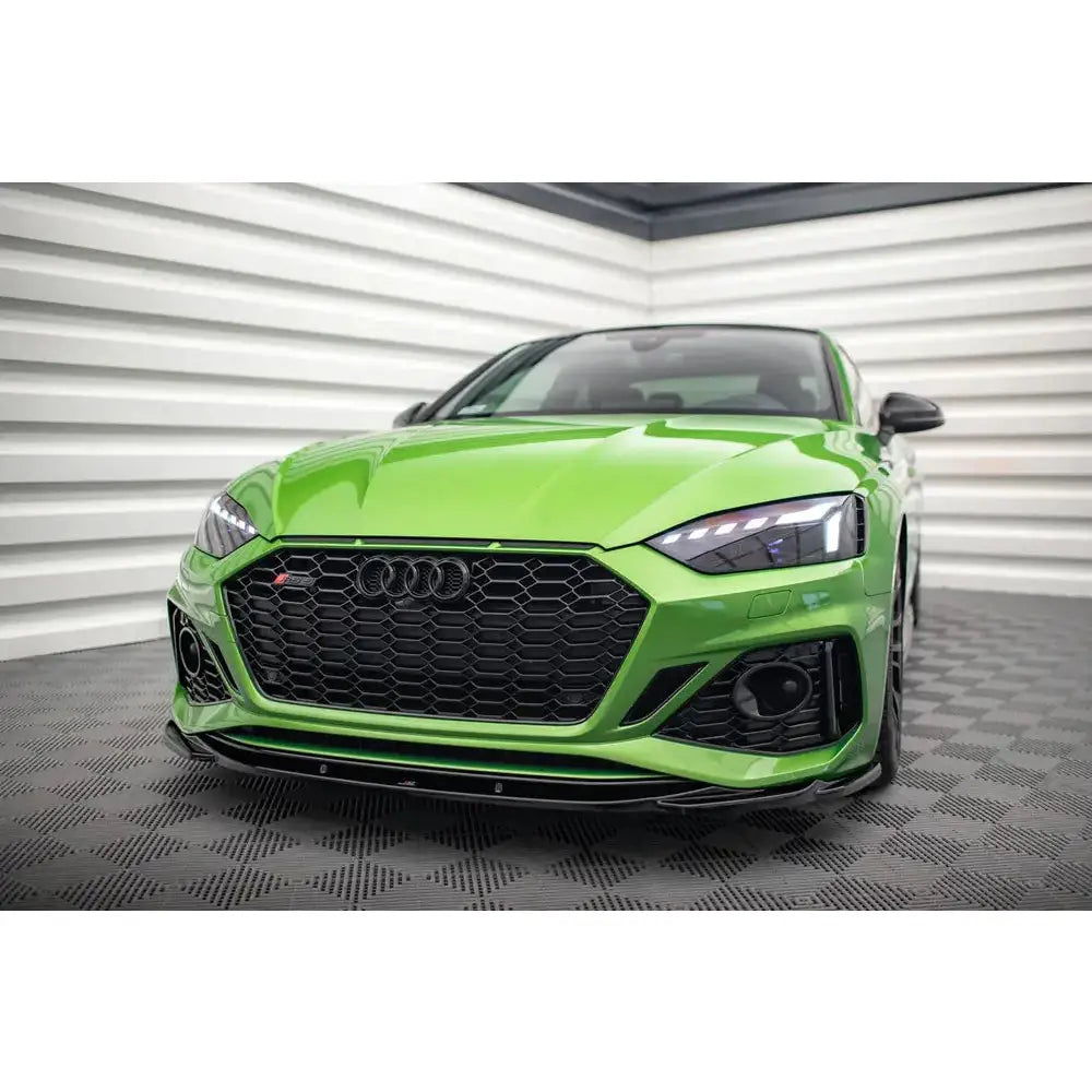 Spoiler på Audi RS5 F5 Facelift V.3 i grønn, frontvisning med sort grill og LED-lykter, innendørs.