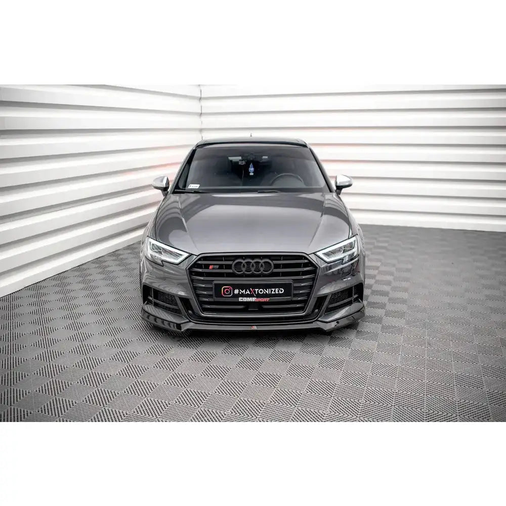 Frontleppe på Audi S3 Sportback 8V Facelift V.3 med sorte detaljer, sett forfra i lyst rom.