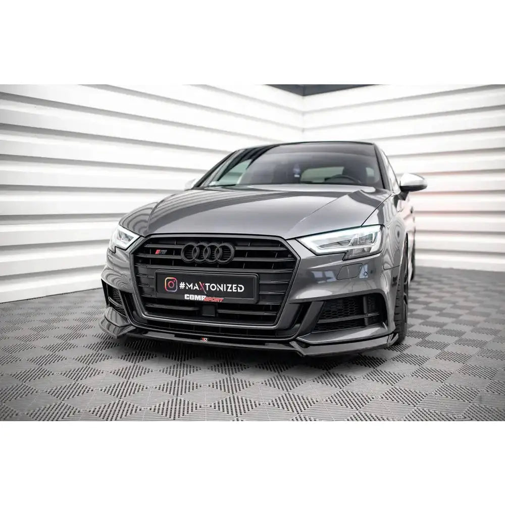 Front splitter på Audi S3 Sportback 8V Facelift V.3 med blanke svarte detaljer foran i lyst rom.