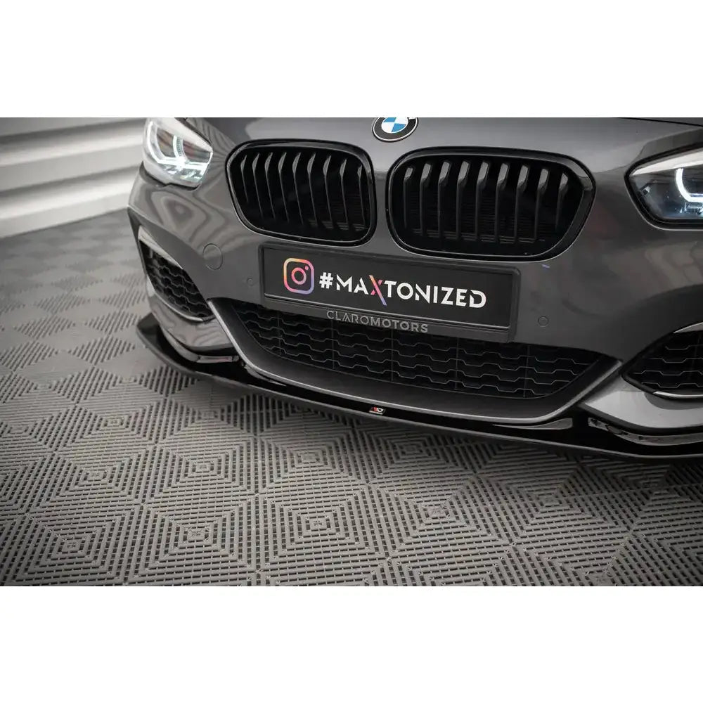 Spoiler til BMW 1 F20/F21 V.3 M-Power med sort grill og blank sort frontsplitter, sett skrått forfra.