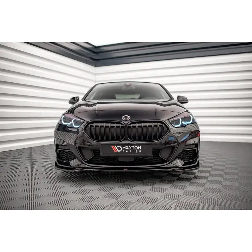Spoiler på BMW 2 Gran Coupe M-Pack F44 sett forfra med svarte detaljer og blåtonede frontlykter.