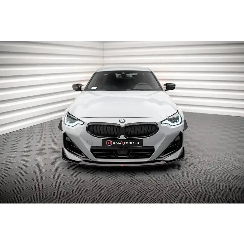 Frontspoiler på BMW 2 Serie Coupe M-Pack G42, hvit bil med svarte detaljer foran.