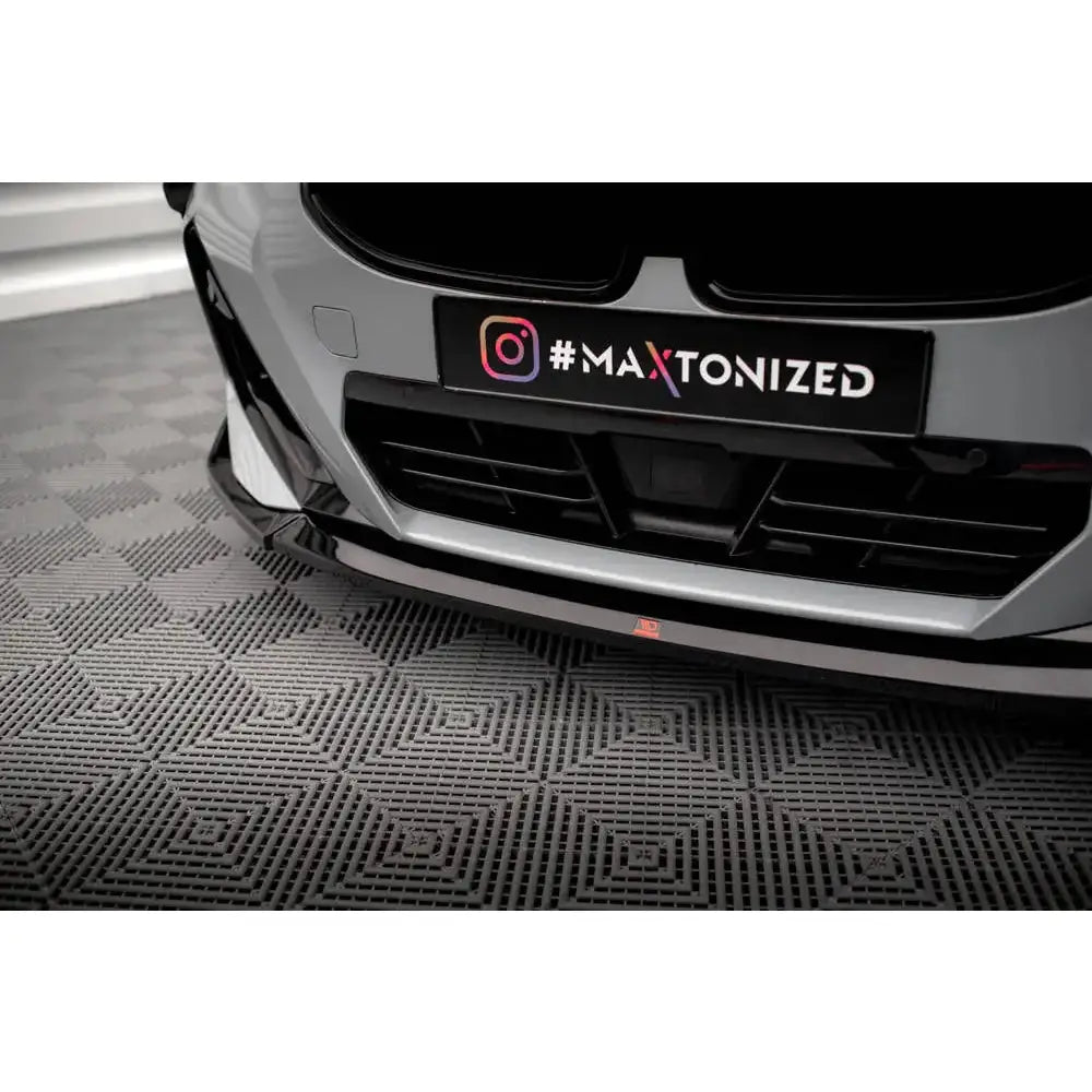 Spoiler til BMW 2 Serie Coupe M-Pack G42, nærbilde av svart frontsplitter på grå bil.