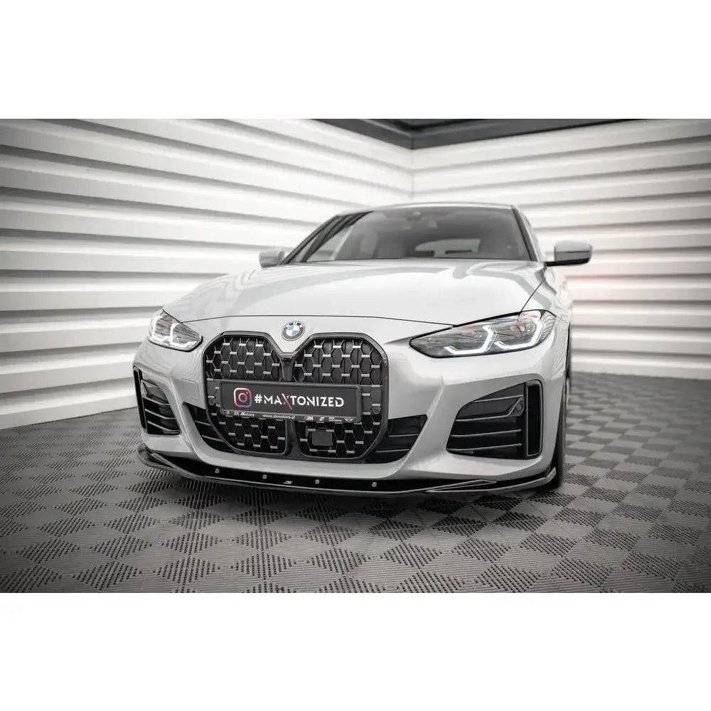 Front splitter på BMW 4 Gran Coupe M-Pack G26 med sort grill og lav, sort frontspoiler.