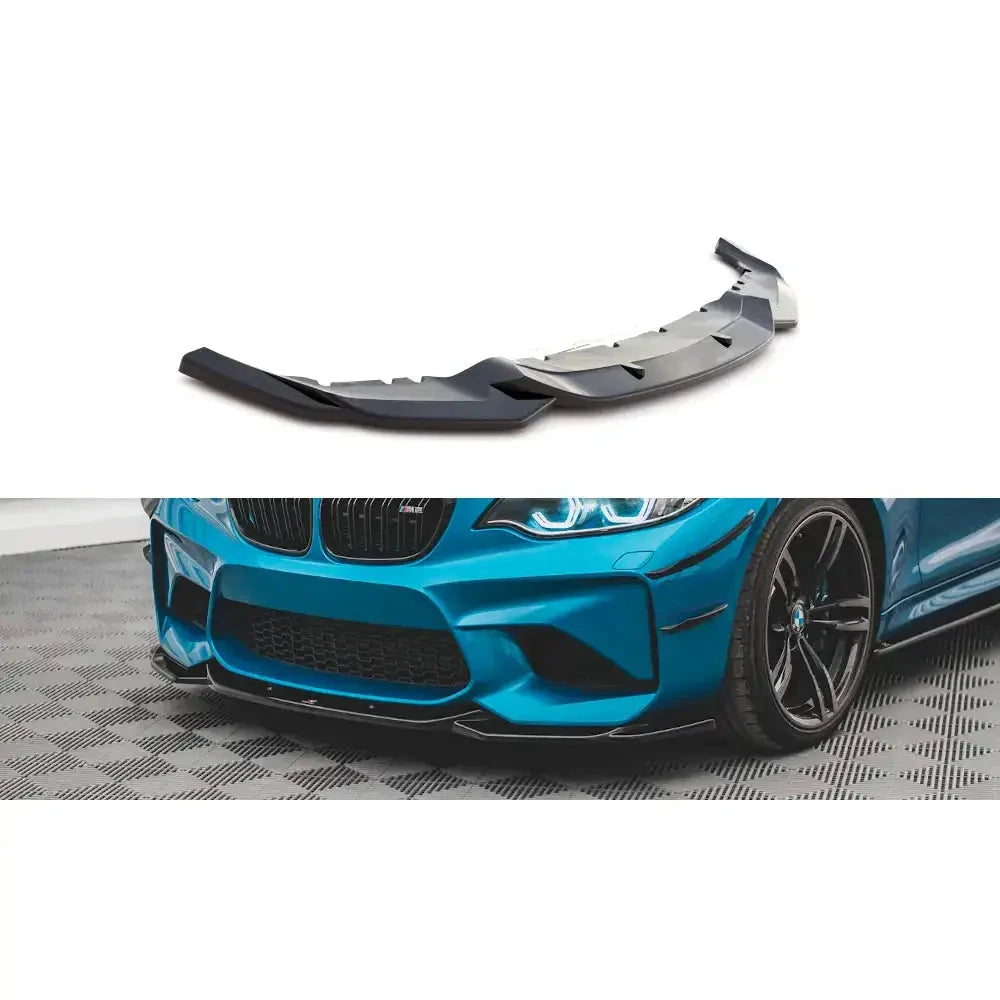 Frontspoiler BMW M2 F87 V.3 montert på blå sportsbil, sett fra skrå vinkel og forfra.