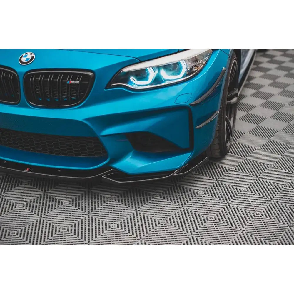 Frontleppe BMW M2 F87 V.3 montert på blå sportsbil med svarte detaljer og LED-frontlykter.