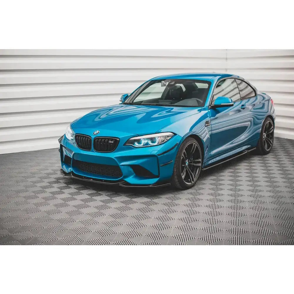 Spoiler på BMW M2 F87 V.3 16-20 sett fra venstre forhjørne med sorte felger og LED-lys.