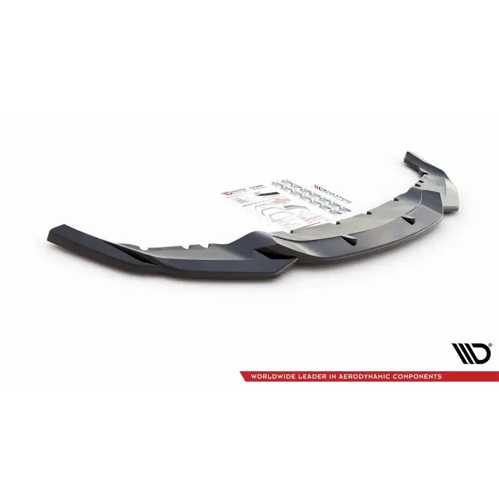 Front splitter BMW M2 F87 V.3 svart og grå spoiler med monteringssett og instruksjoner i bakgrunnen.