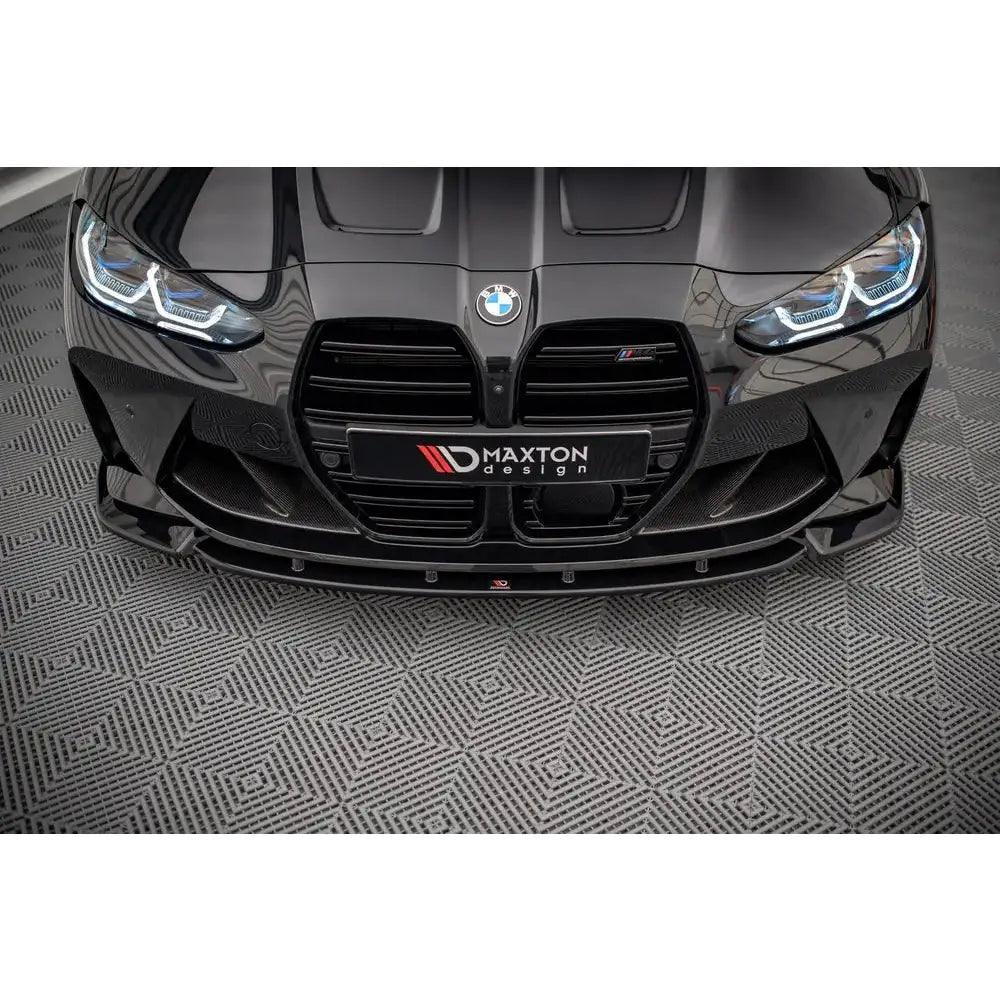 Spoiler til BMW M4 G82 V.3, svart front med karbonfiberdetaljer og blå LED-lykter, Maxton Design-logo.