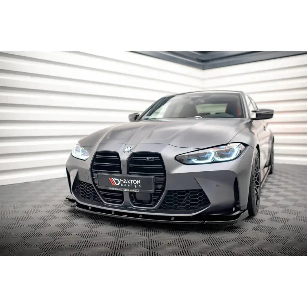 Front lip på BMW M4 G82 V.3 i matt grå finish med sort splitter og blå LED-frontlys.