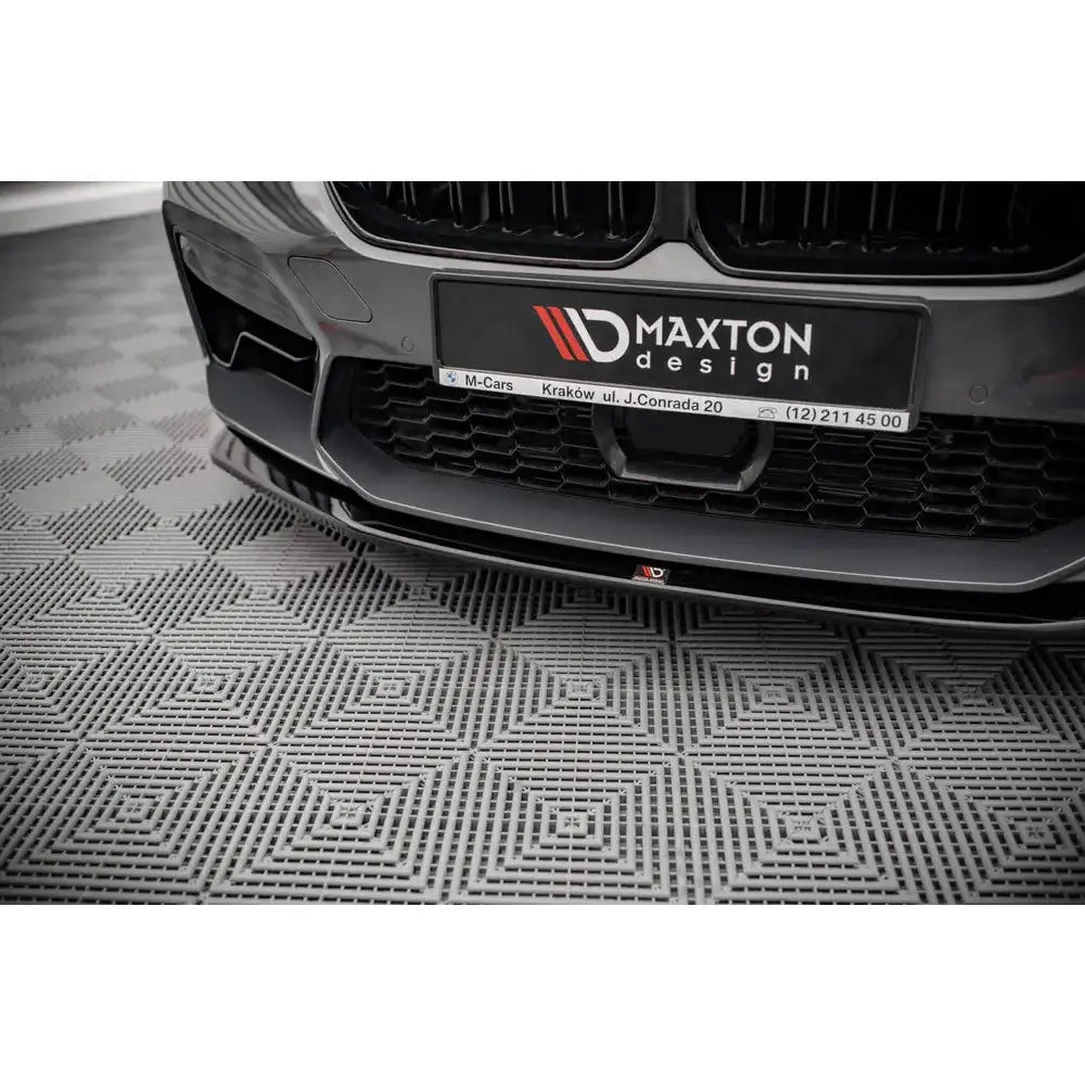 Front splitter til BMW M5 F90 Facelift V.3 i sort, blank finish sett forfra og nedenfra.