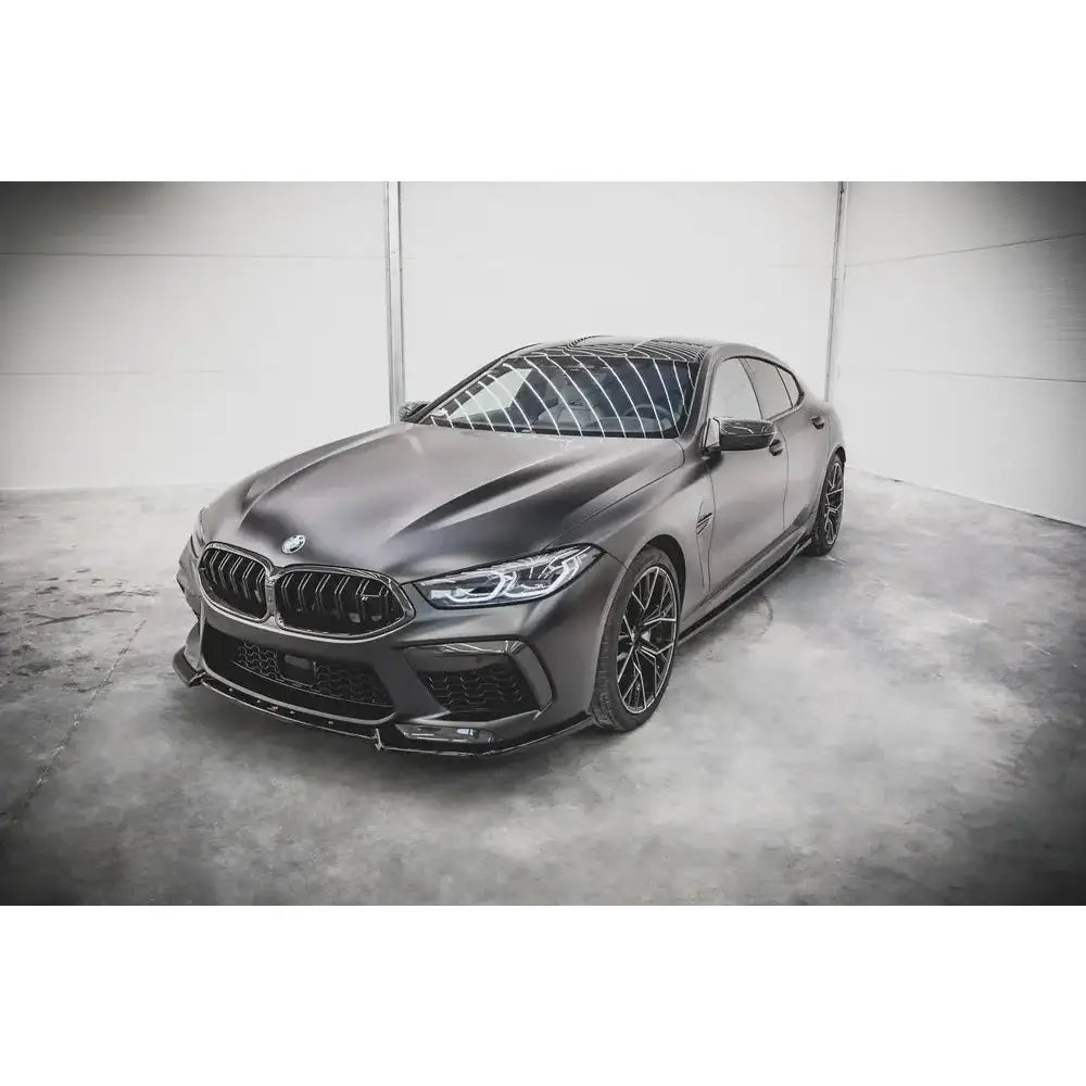 Frontleppe på BMW M8 Gran Coupe F93 med matt finish, store felger og markante luftinntak.