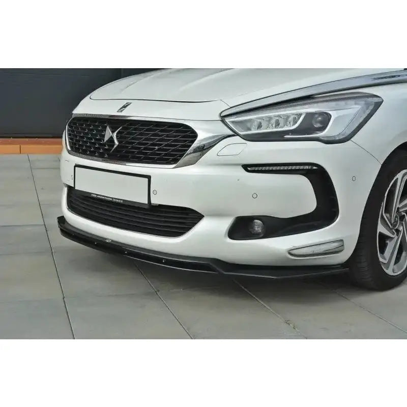 Front splitter på Citroen Ds5 Facelift, svart modell montert nederst på hvit frontfanger.