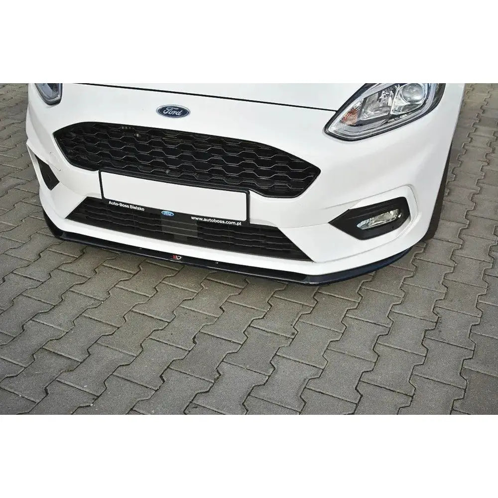 Frontleppe på Ford Fiesta Mk8 ST st-Line V.3, sort splitter montert foran på hvit bil parkert på brostein.