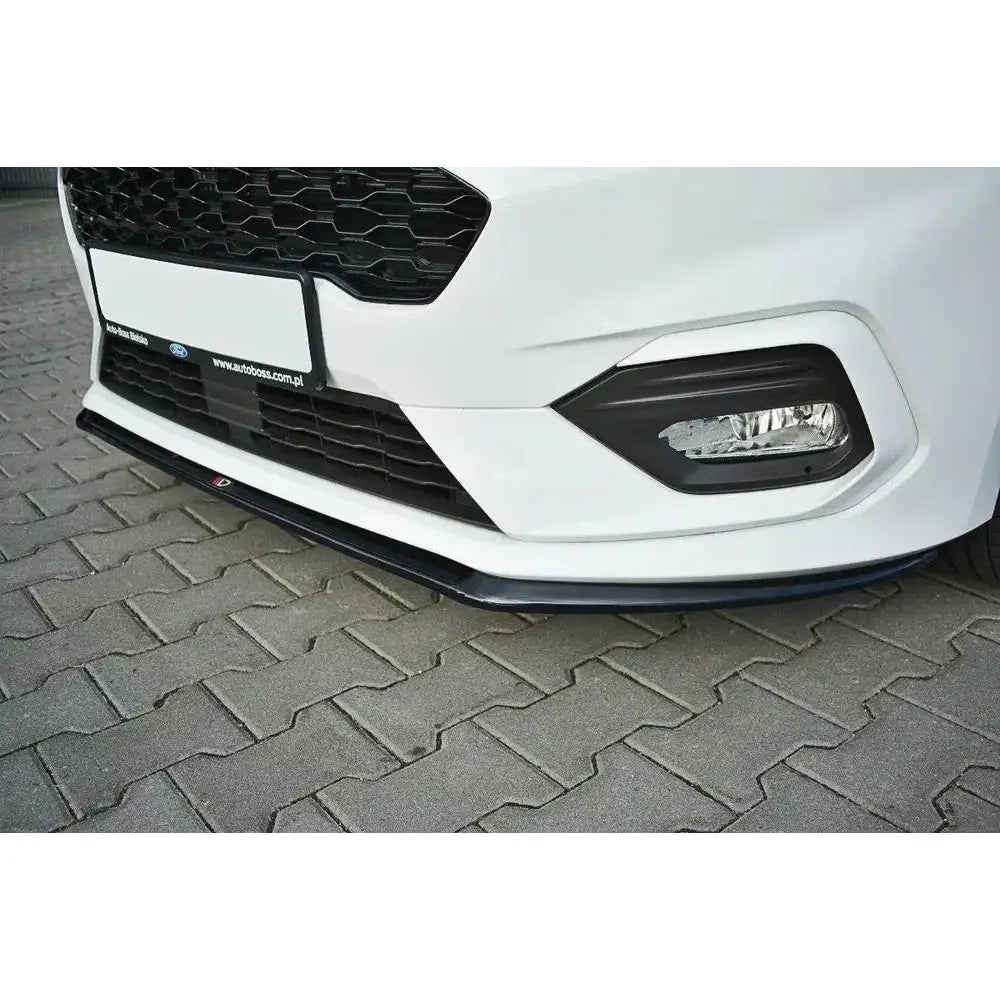 Spoiler til Ford Fiesta Mk8 ST st-Line V.3, svart frontsplitter under støtfanger mot hvit lakk.