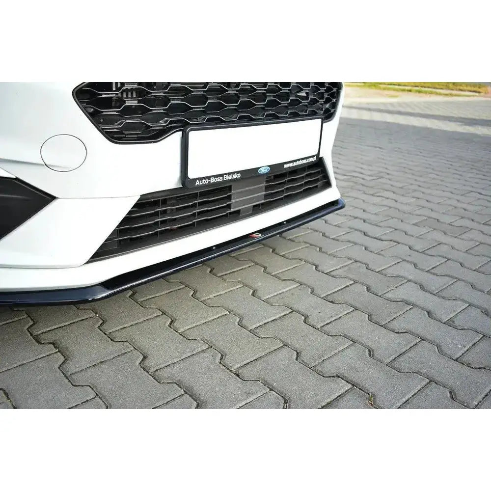 Front splitter på Ford Fiesta Mk8 ST st-Line V.3, nærbilde av sort plast under hvit støtfanger.