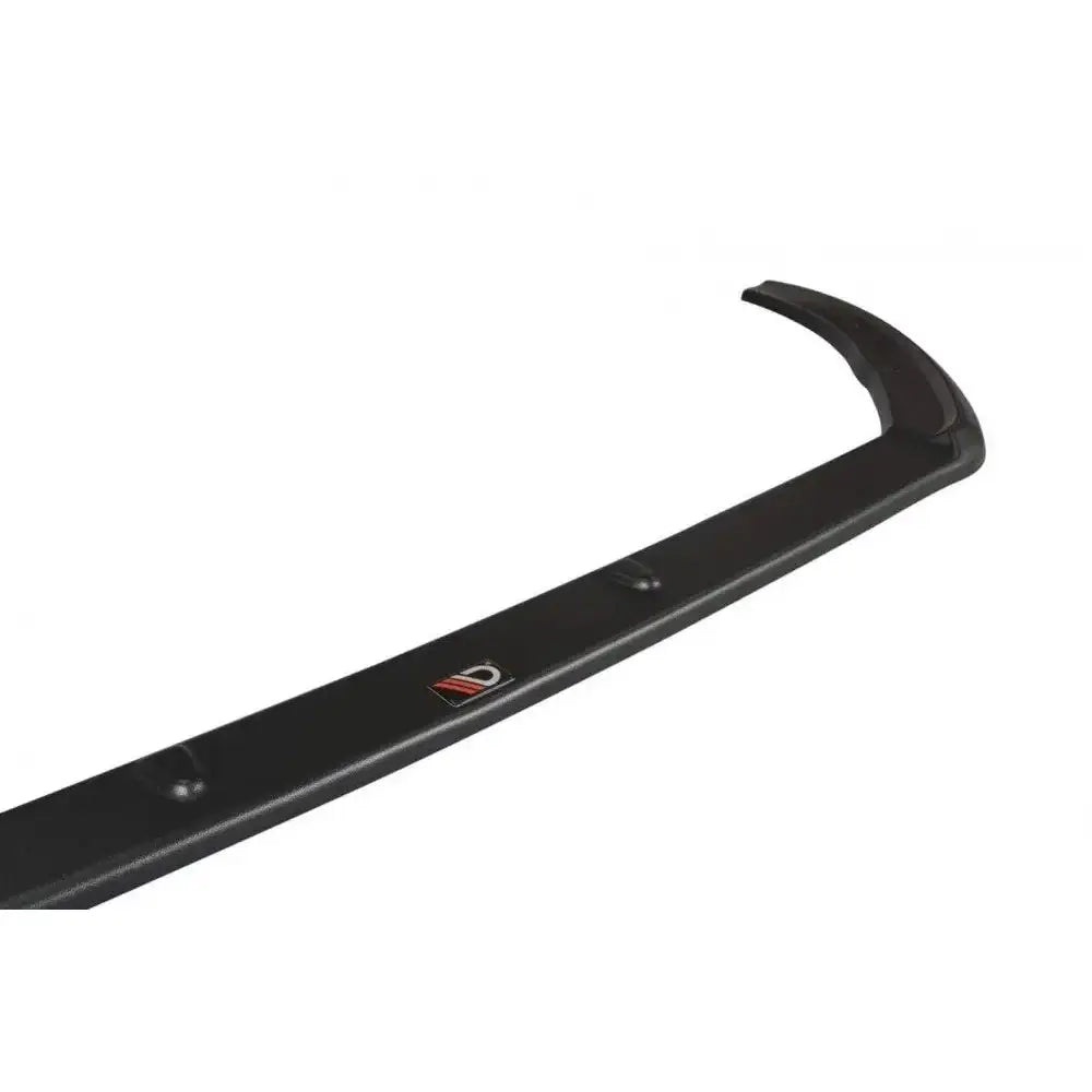 Frontleppe til Ford Fiesta Mk8 ST st-Line V.3 i sort plast med rød logo, sett fra skrå vinkel.