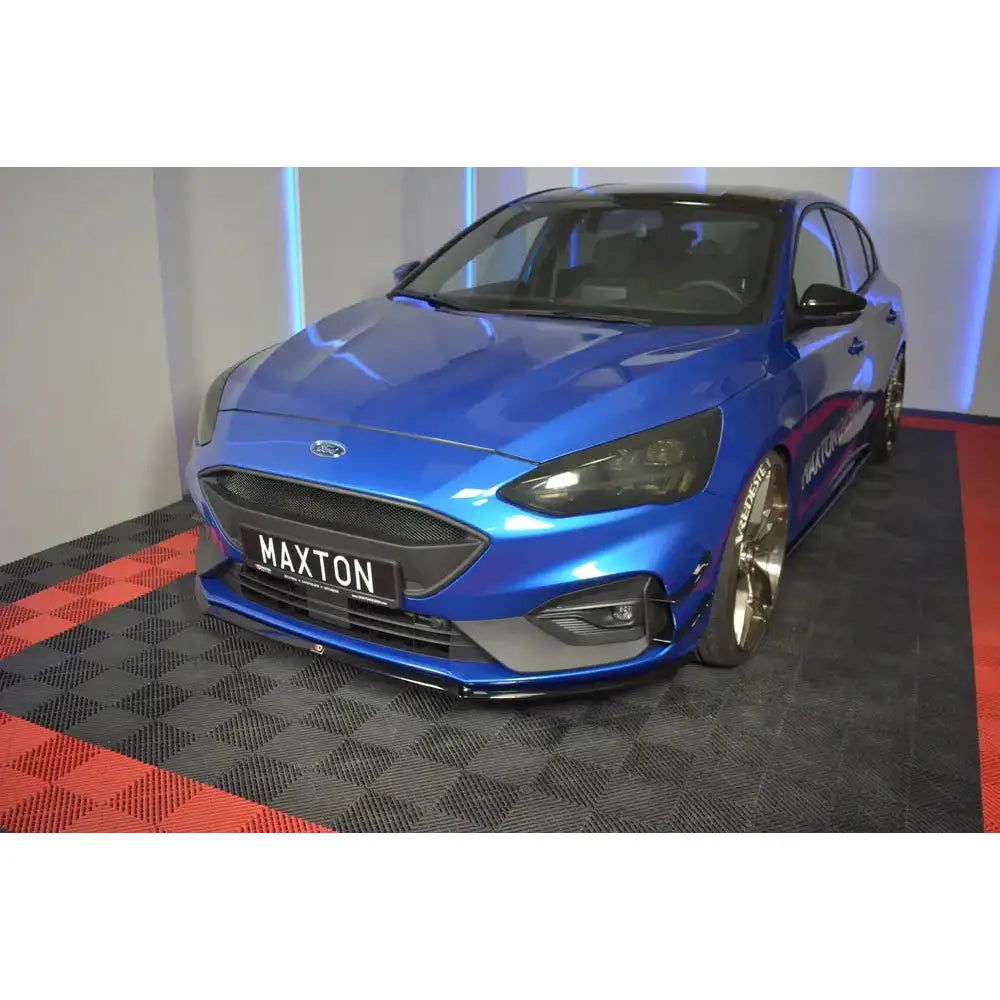 Frontleppe på blå Ford Focus ST med svarte detaljer og sort frontsplitter, avbildet skrått forfra.
