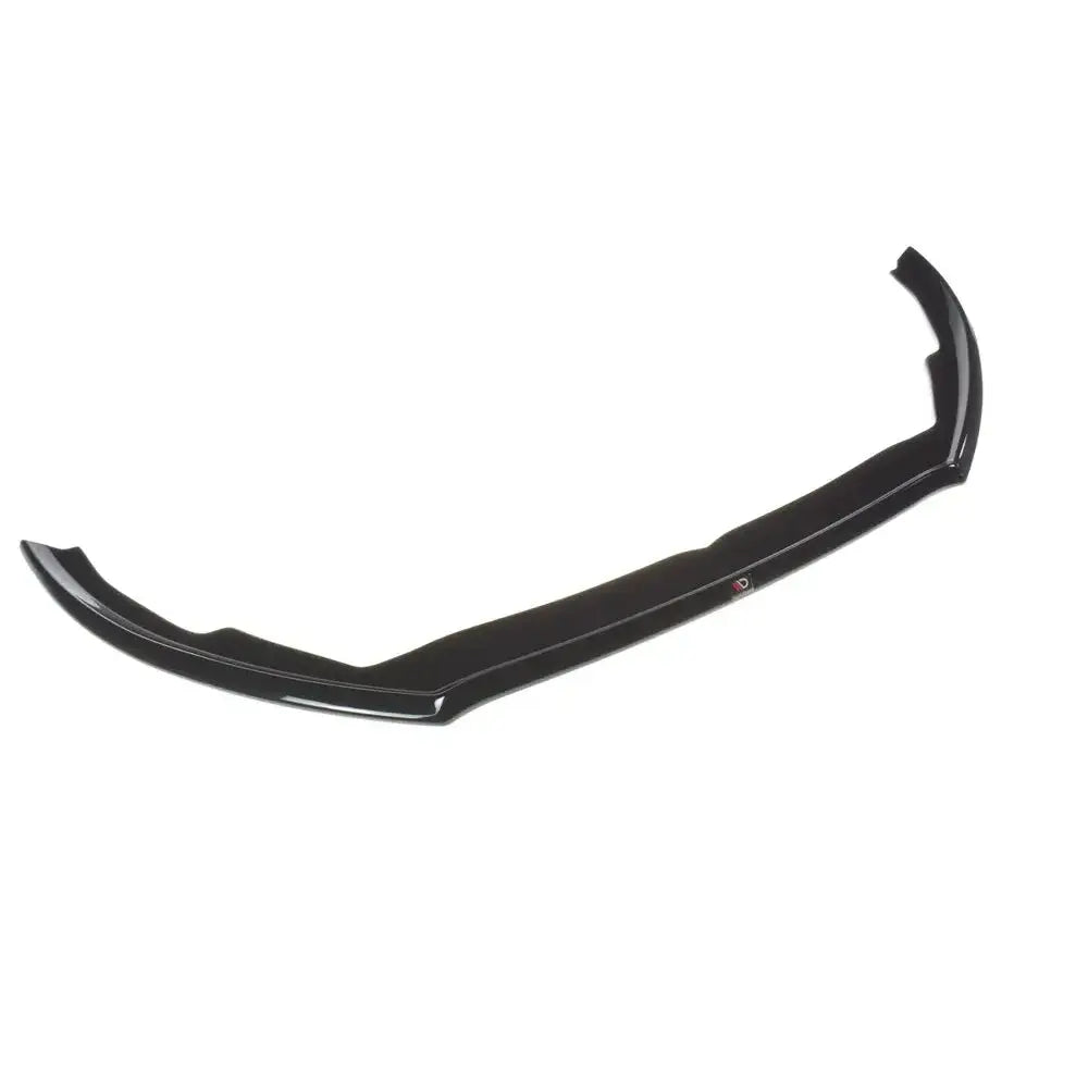 Frontspoiler til Ford Focus ST / St-Line MK4 V.3 i sort plast, buet form, sett fra skrå vinkel.