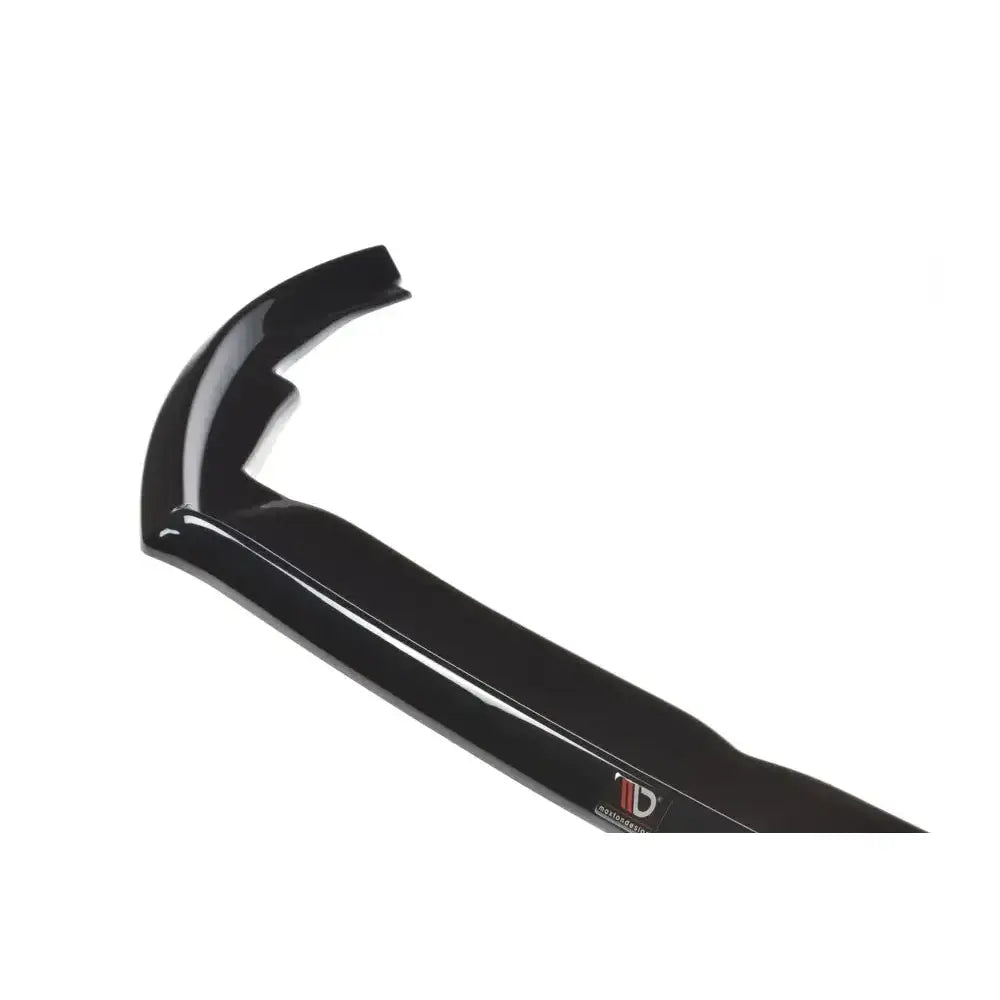 Frontleppe til Ford Focus ST/St-Line MK4 V.3 i sort glanset plast med logo-detalj, nærbilde.