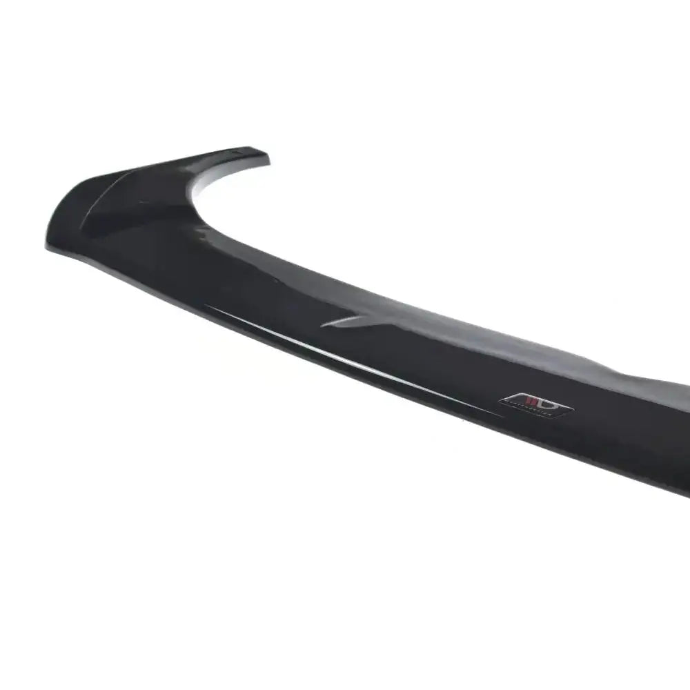 Front lip av sort, glanset Kia Proceed GT Mk 3 V.3 spoiler i karbonfiber med logo, skrå vinkel.