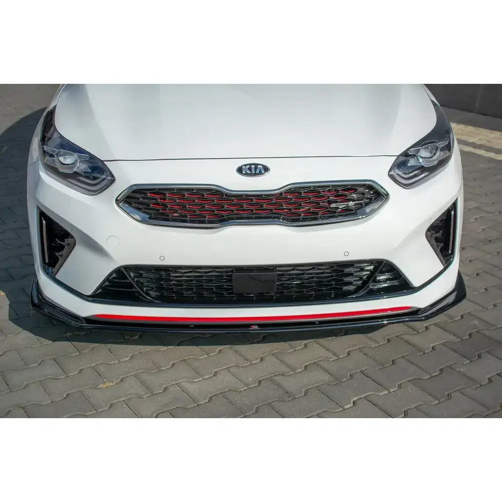 Frontleppe på Kia Proceed GT Mk 3 V.3 med sort splitter og rød dekor, sett rett forfra.