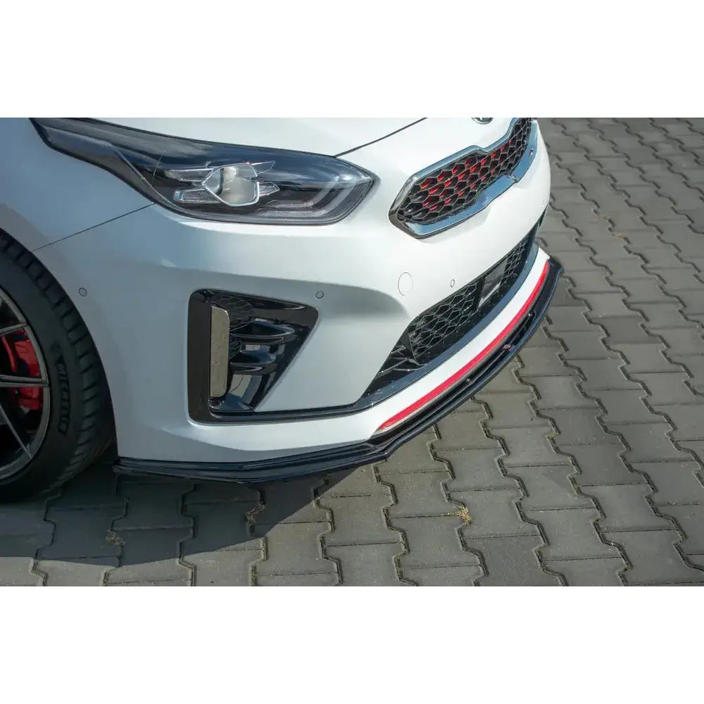 Spoiler på Kia Proceed GT Mk 3 V.3 med rød stripe, sorte detaljer og synlige røde bremsekalipere.