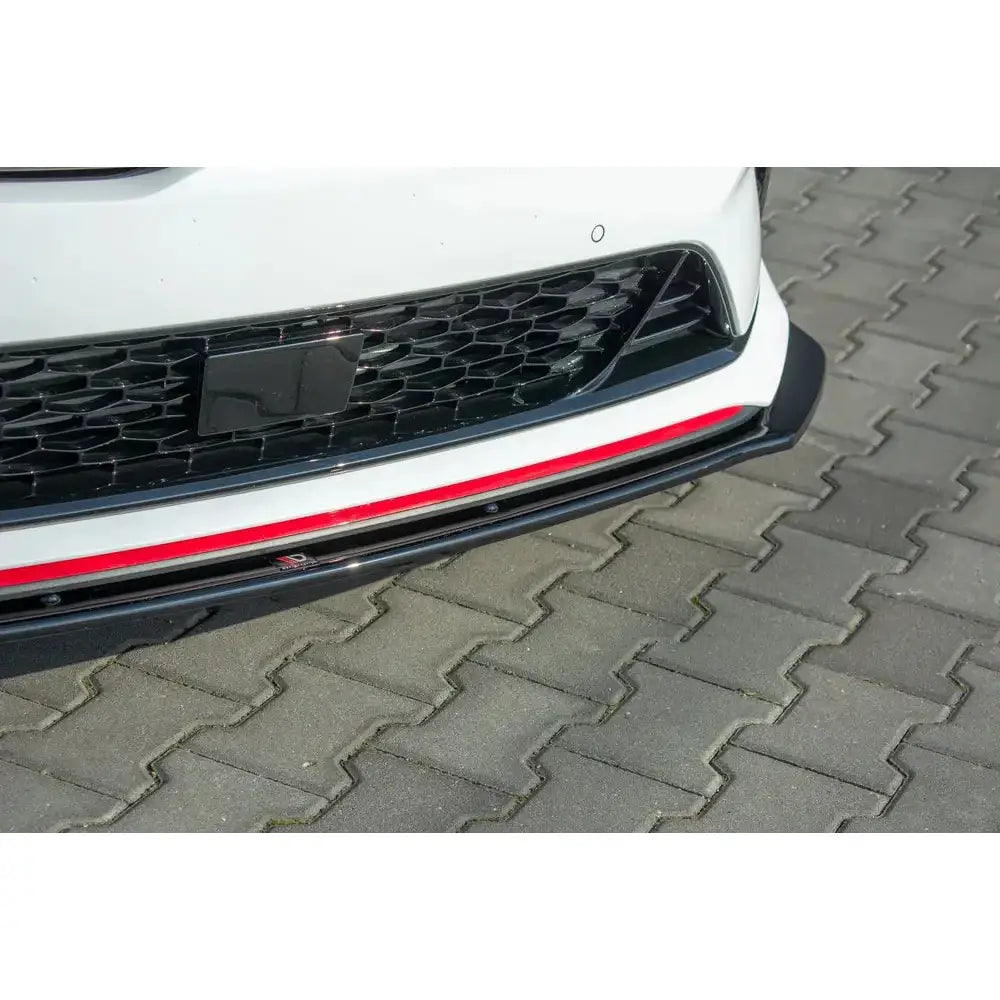 Front splitter på Kia Proceed GT Mk 3 V.3 med svart, hvit og rød stripe, sett fra skrå vinkel.