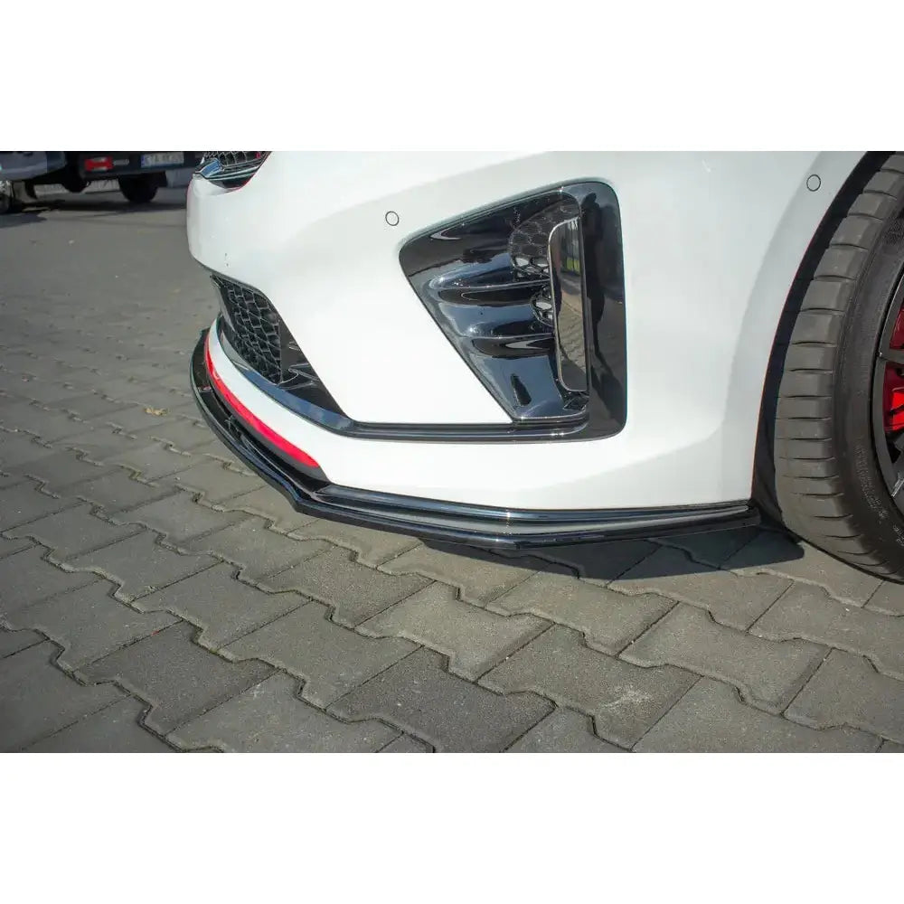Front lip på Kia Proceed GT Mk 3 V.3 med sorte og røde detaljer, sett fra lav høyrevinkel.