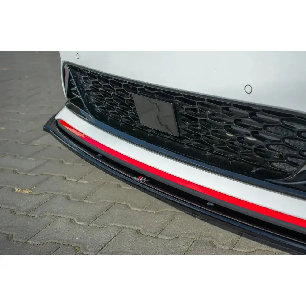 Frontspoiler Kia Proceed GT Mk 3 V.3 i svart plast med rød detalj, nærbilde fra skrå vinkel.
