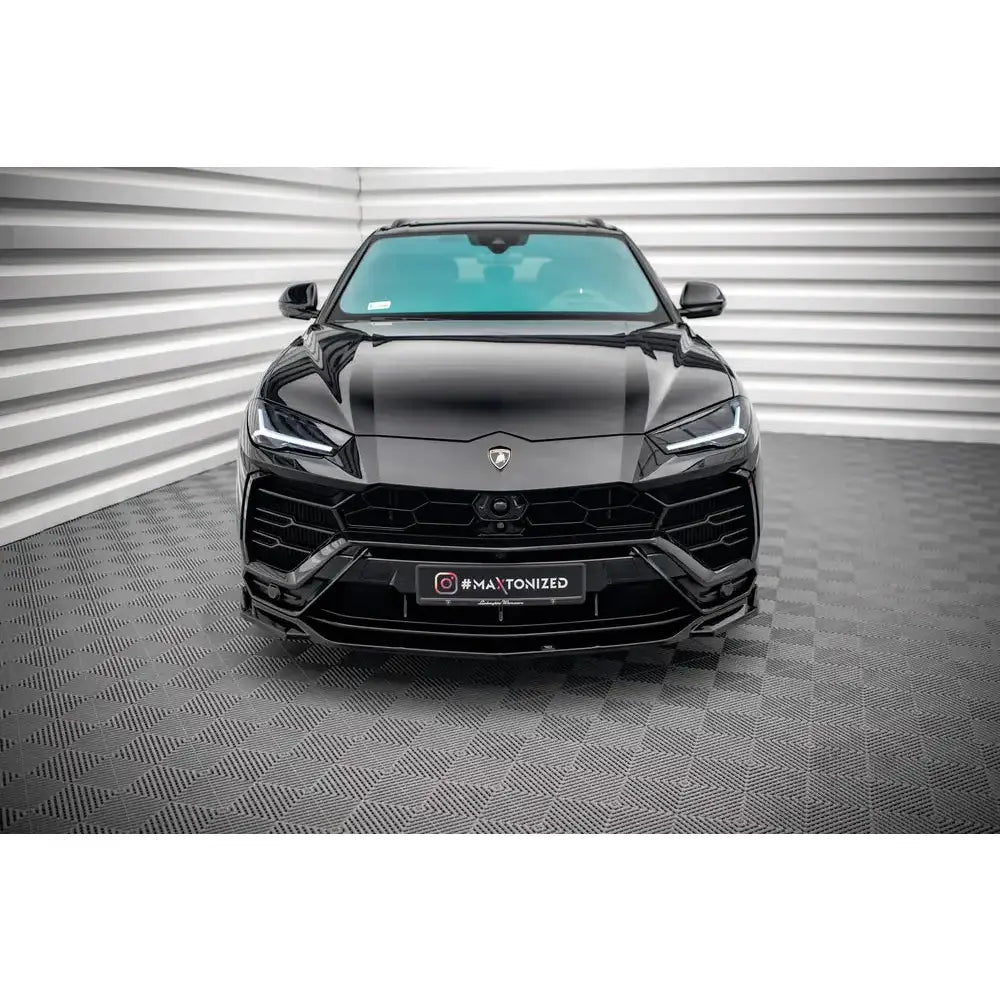 Frontleppe på Lamborghini Urus Mk1 med markant grill og skarpe LED-frontlykter sett forfra.