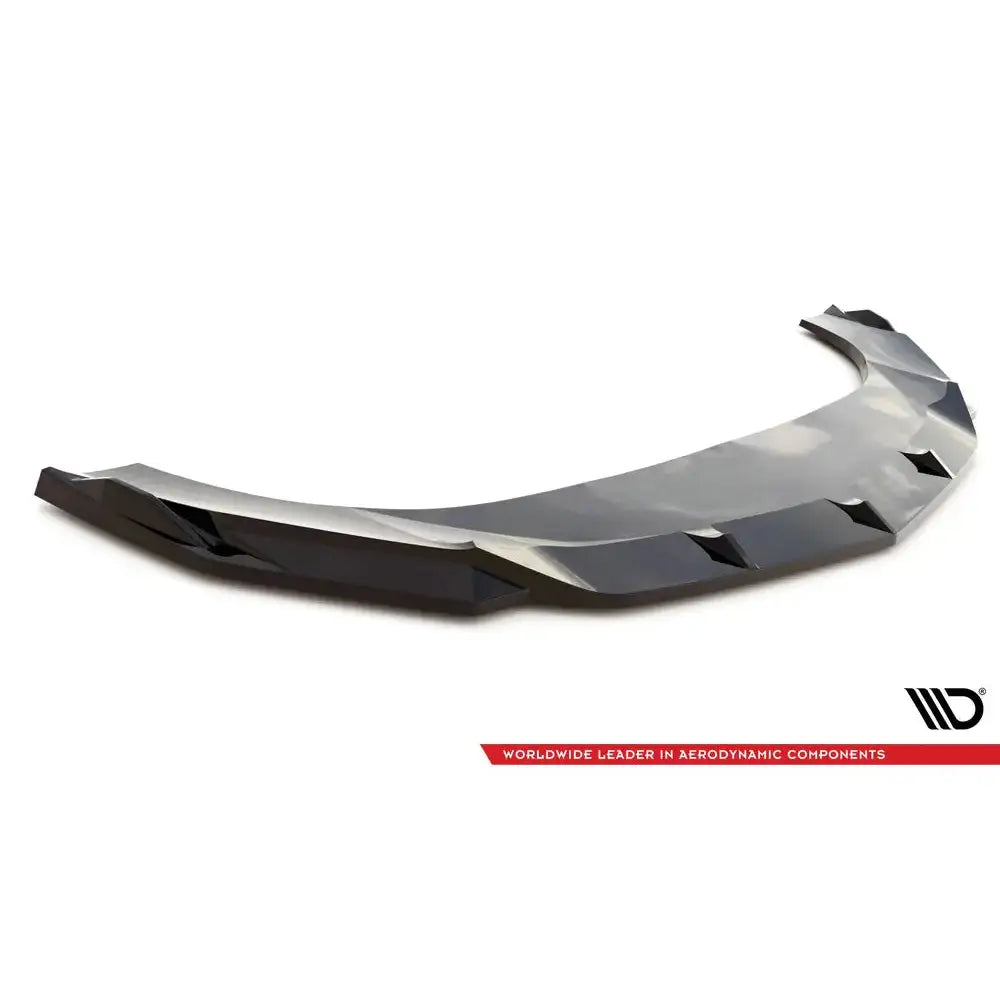 Front lip på sort frontspoiler V.3 til Lamborghini Urus Mk1, sett skrått ovenfra mot hvit bakgrunn.