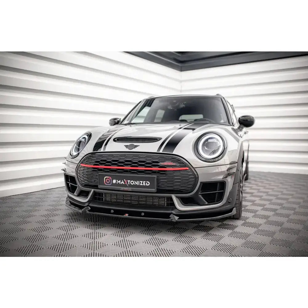 Frontspoiler til Mini Cooper Clubman John Cooper Works F54 med svarte striper og rød linje foran.