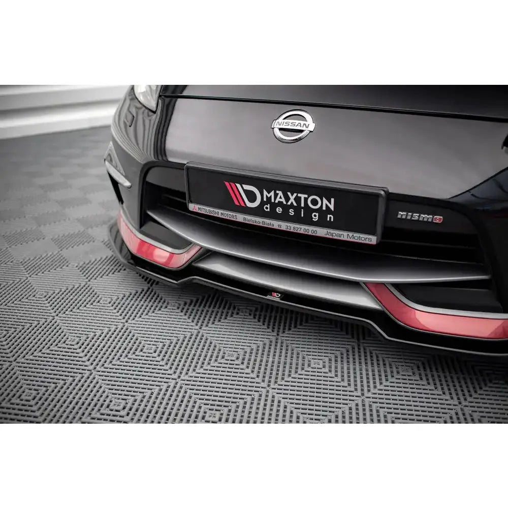 Spoiler til Nissan 370Z Nismo Facelift med svart og rød frontsplitter, Maxton Design-logo og Nissan-emblem.