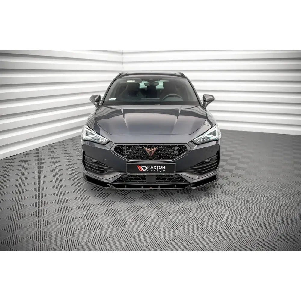 Frontleppe på Seat Leon Cupra V.3 sett forfra med sportslig grill og Maxton Design-logo på skiltet.
