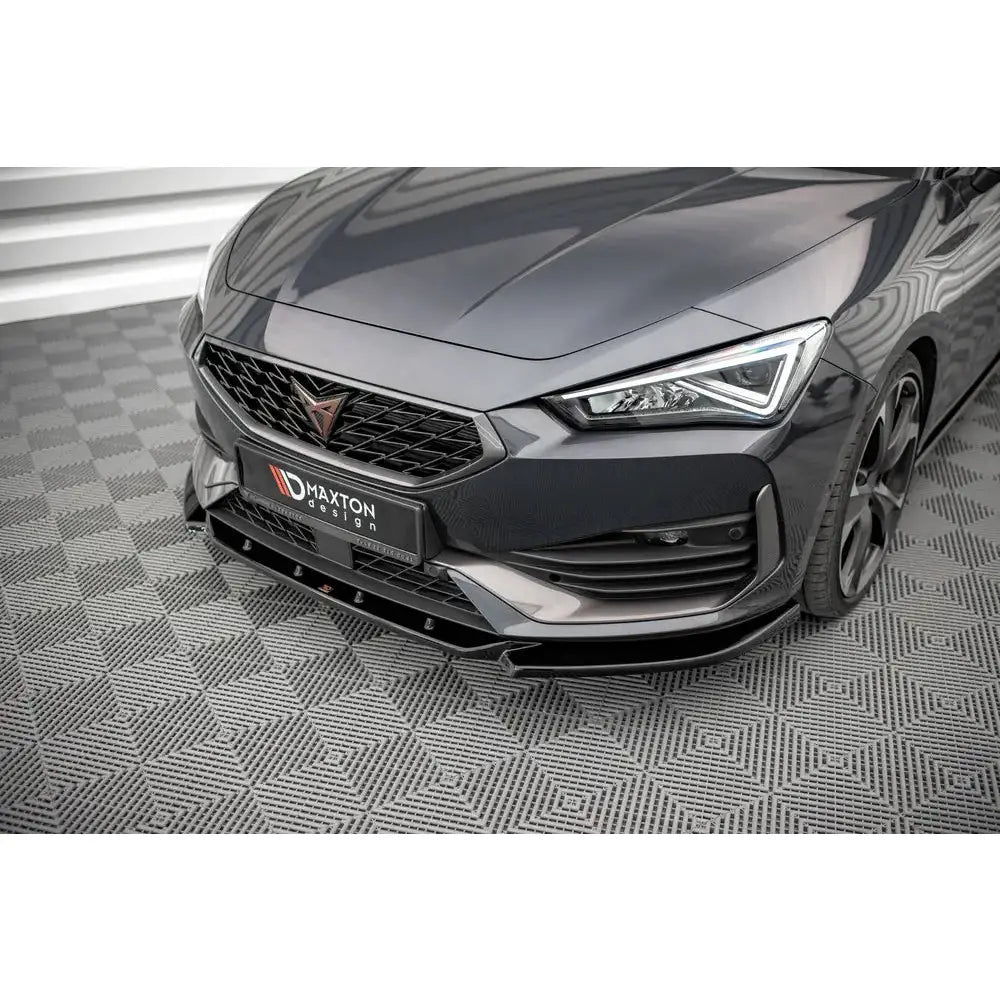 Spoiler på Seat Leon Cupra V.3 vist foran i mørk grå med sort sportslig spoiler og detaljer av grill.