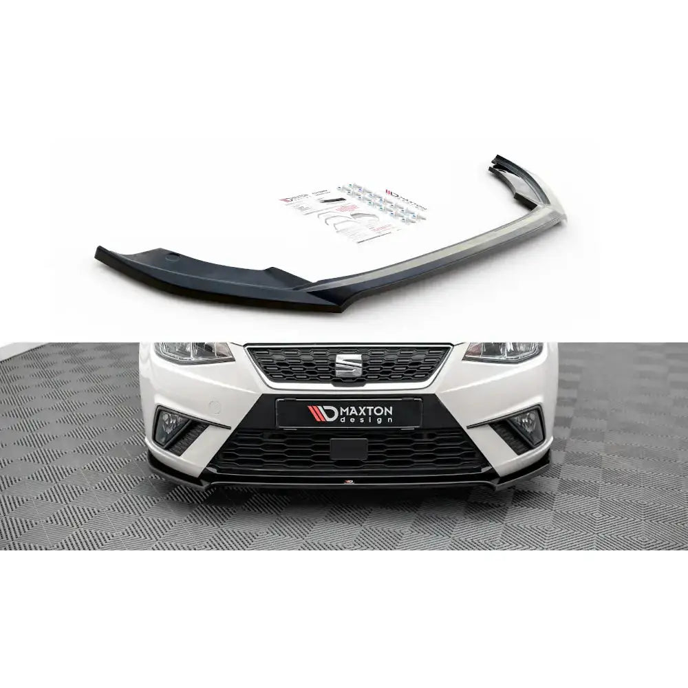 Frontspoiler Seat Ibiza Mk5 V.3 17-21, sort plast, vises separat og montert på hvit bil sett forfra.