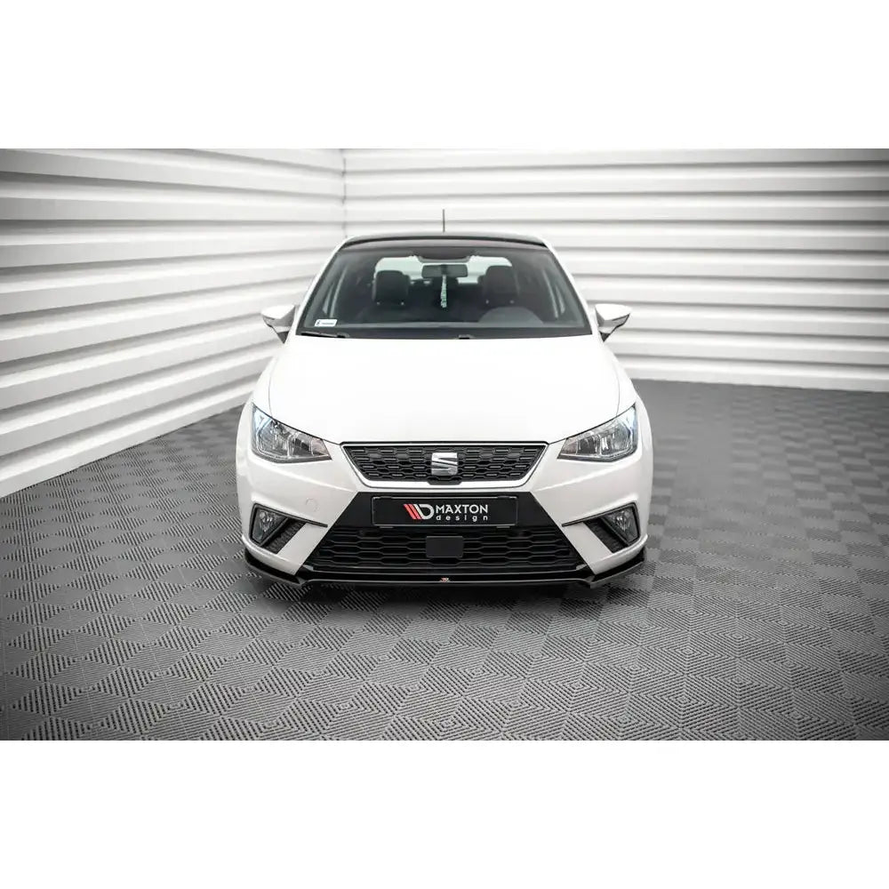 Frontleppe på hvit Seat Ibiza Mk5 V.3 17-21 sett forfra, med svarte detaljer og tydelig frontgrill.