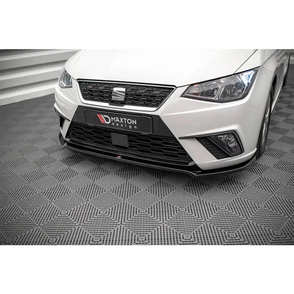 Spoiler til Seat Ibiza Mk5 V.3 17-21, nærbilde av front med sort grill og frontsplitter.