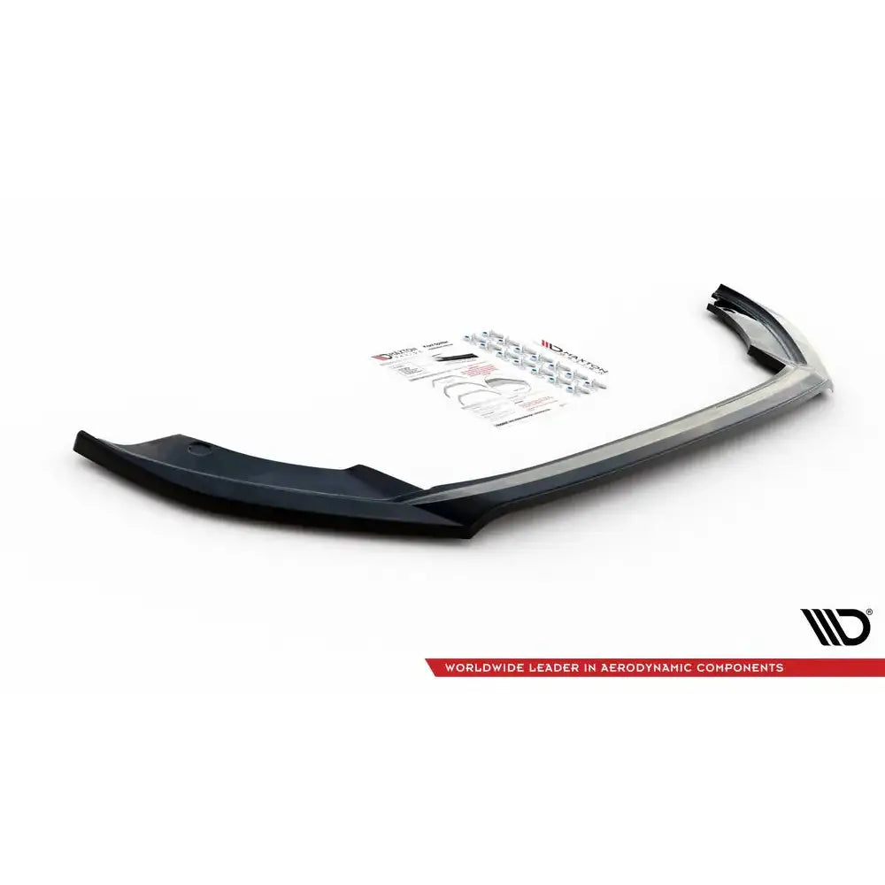 Front splitter til Seat Ibiza Mk5 V.3 17-21, sort plast med markerte kanter, skrå frontvisning.