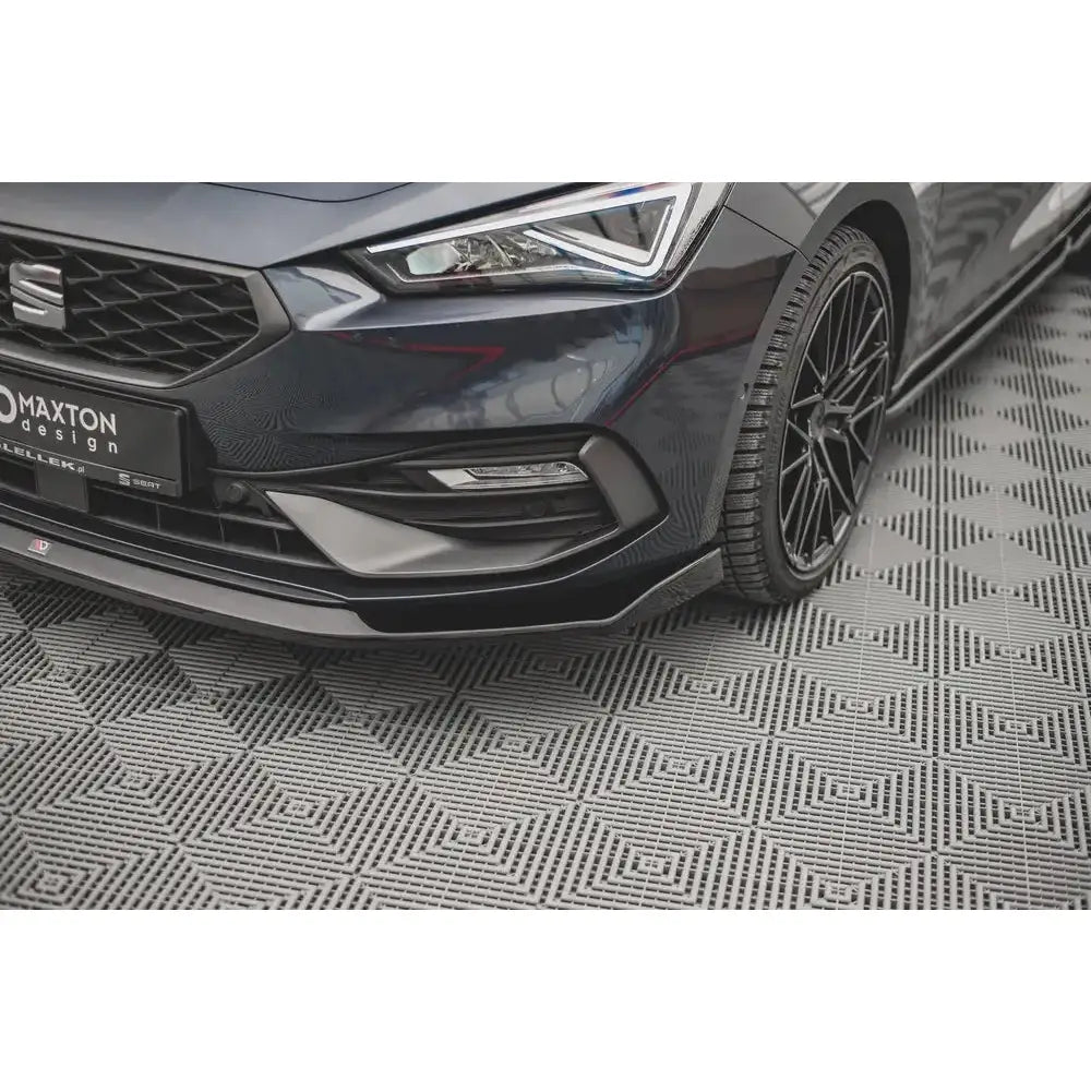 Spoiler på Seat Leon FR Mk4 V.3, nærbilde av frontsplitter, felg og dekk med plast- og metalldetaljer.