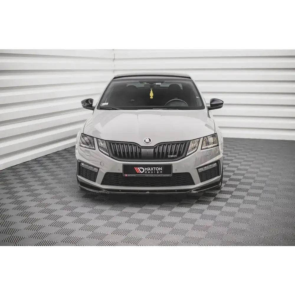 Frontspoiler på Skoda Octavia RS Mk3 Facelift V.3 sett forfra, montert på grå bil med sort grill.