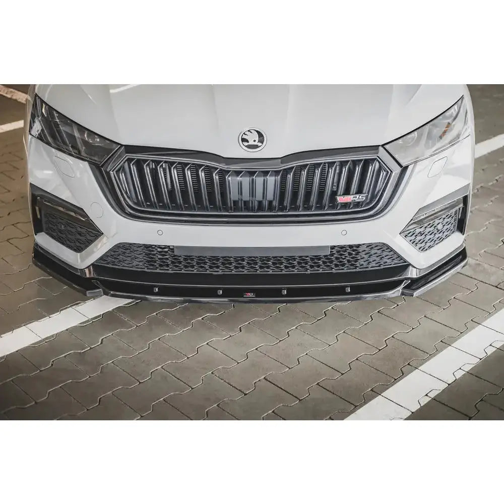 Spoiler til Skoda Octavia RS Mk4 V.3 montert på hvit bil med sort grill og sportslig frontleppe.