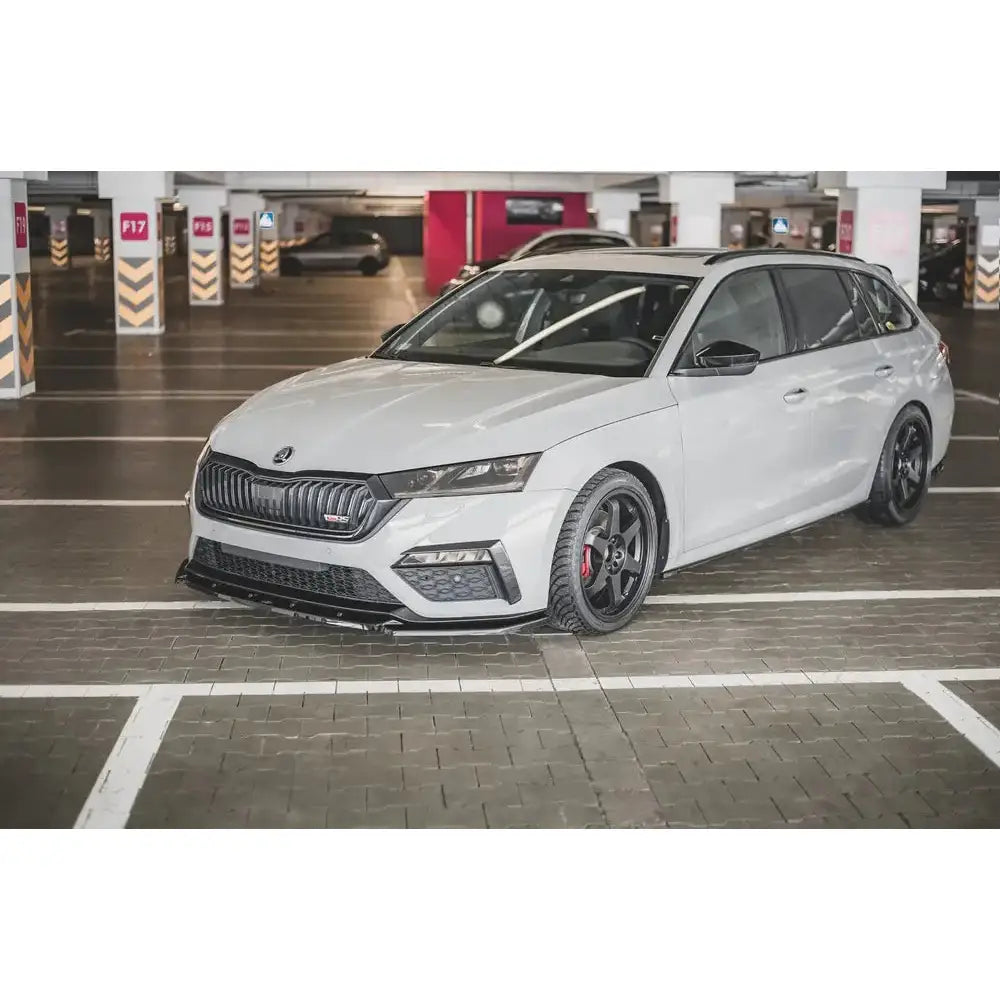 Front splitter på Skoda Octavia RS Mk4 V.3 med svarte felger og røde bremsekalipere i parkeringshus.