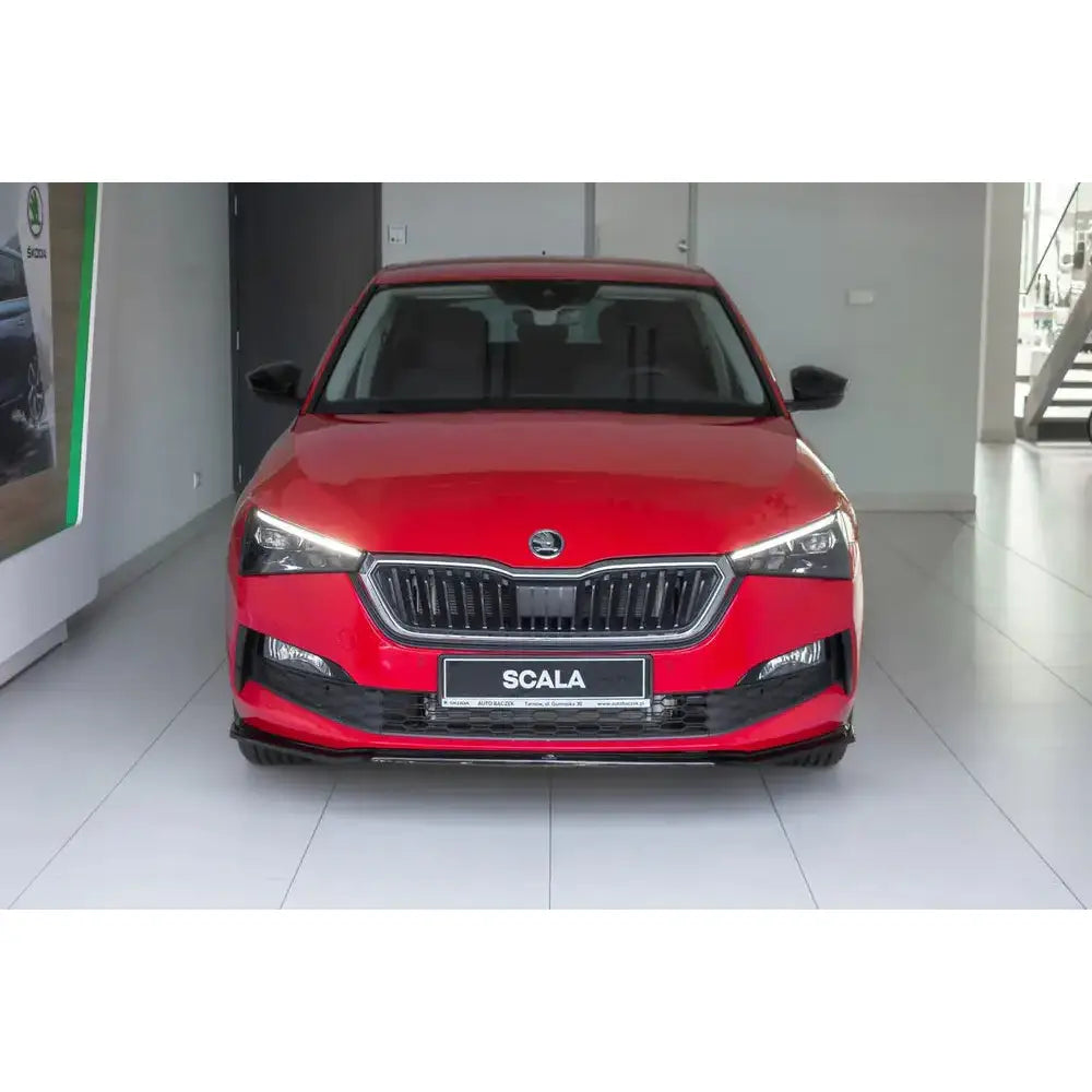 Frontleppe på Skoda Scala V.3 med røde karosseri, LED-frontlykter og sort grill med kromdetaljer.